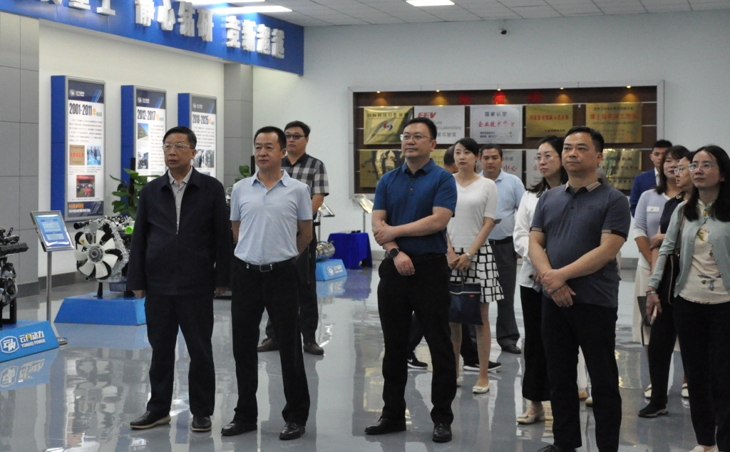 昆明市国资委党组书记王磊一行到云南AG真人娱乐动力集团有限公司开展调研